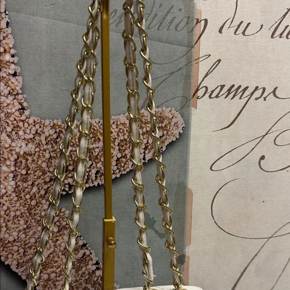 ❣️5|$25❣️Elegant cream Quilted Chain Bag - Picture 2 of 5